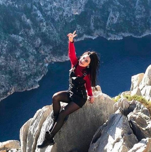 Девушка на обрыве