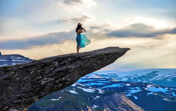 Девушка на обрыве