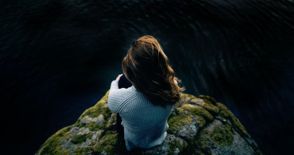 Девушка на обрыве