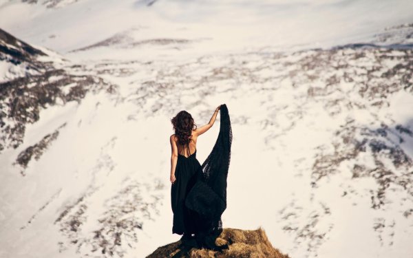 Девушка на обрыве