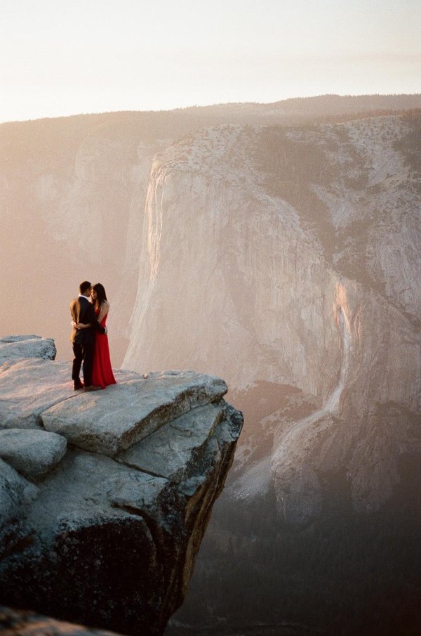 Девушка на обрыве