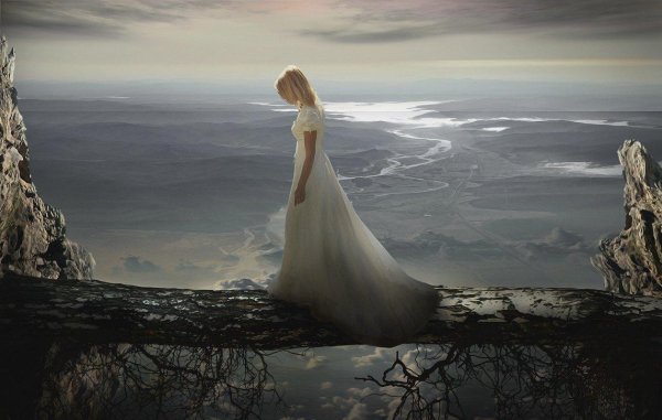 Девушка на обрыве