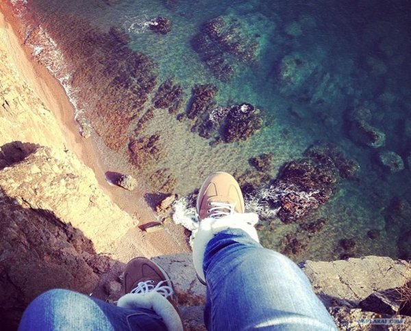 Девушка на обрыве