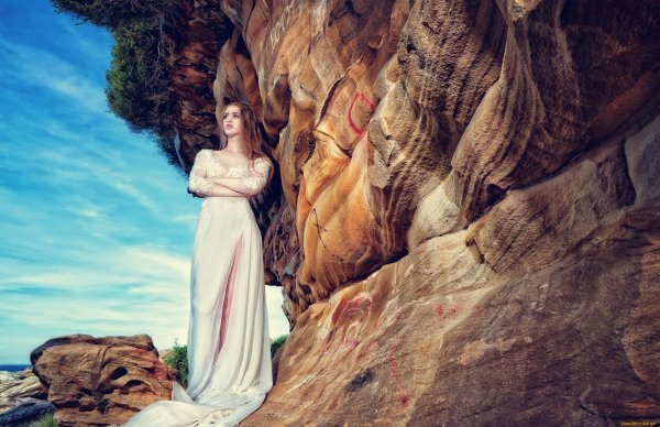 Девушка на обрыве