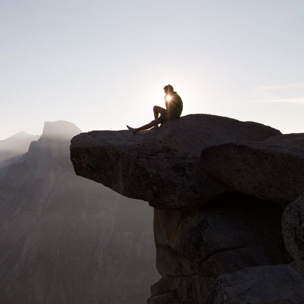 Девушка на обрыве