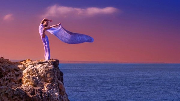 Девушка на обрыве