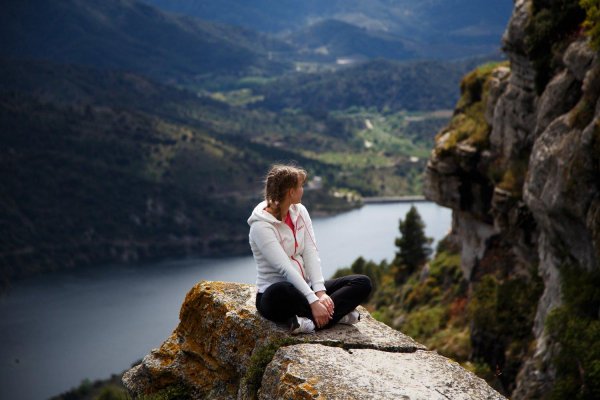 Девушка на обрыве