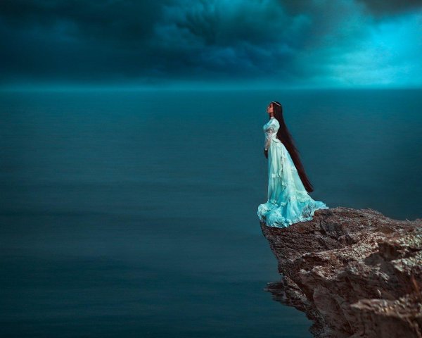 Девушка на обрыве