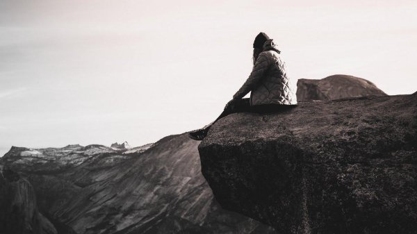 Девушка на обрыве