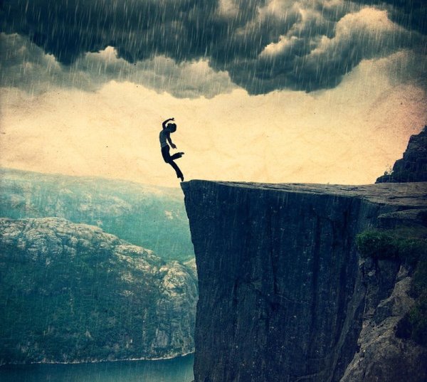 Девушка на обрыве