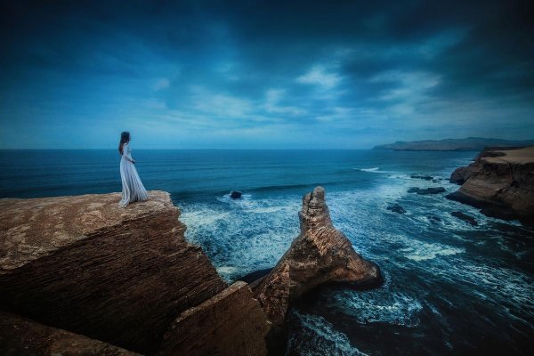 Девушка на обрыве