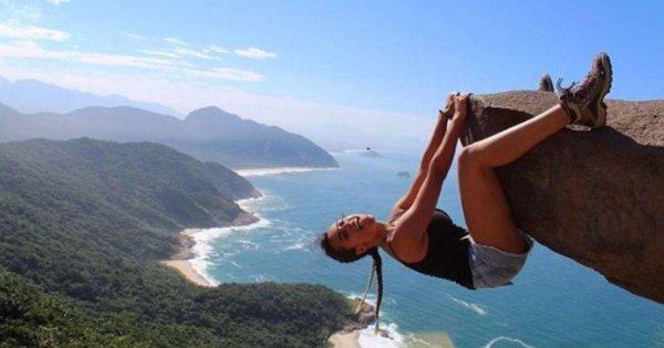 Девушка на обрыве