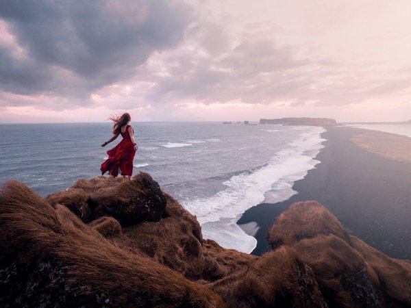 Девушка на обрыве