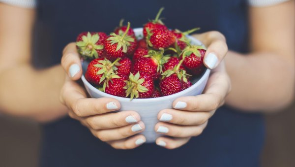 Девушка и клубника