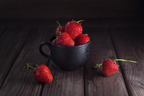 Девушка и клубника