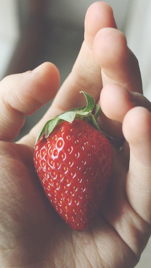 Девушка и клубника