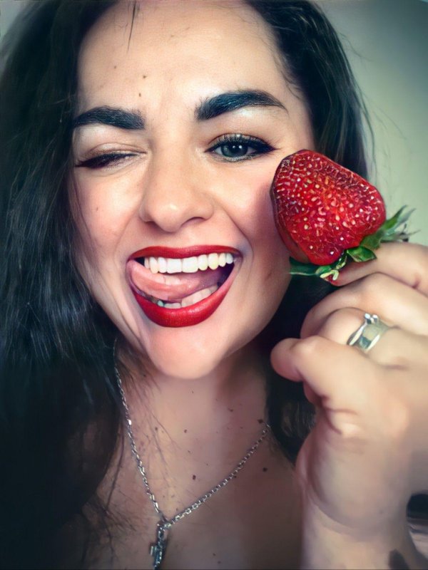 Девушка и клубника