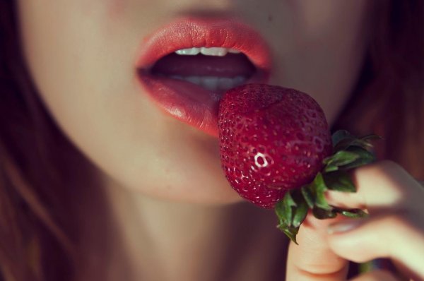 Девушка и клубника