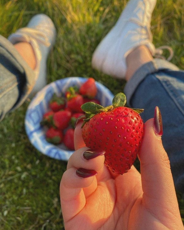 Девушка и клубника