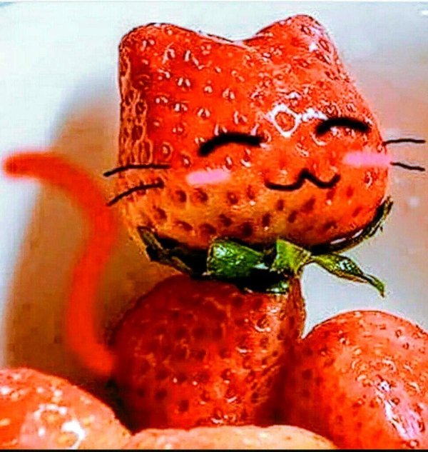 Девушка и клубника