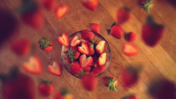 Девушка и клубника