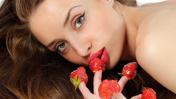 Девушка и клубника