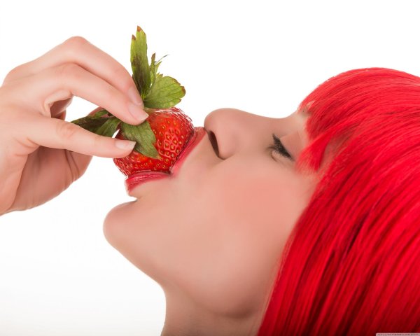 Девушка и клубника