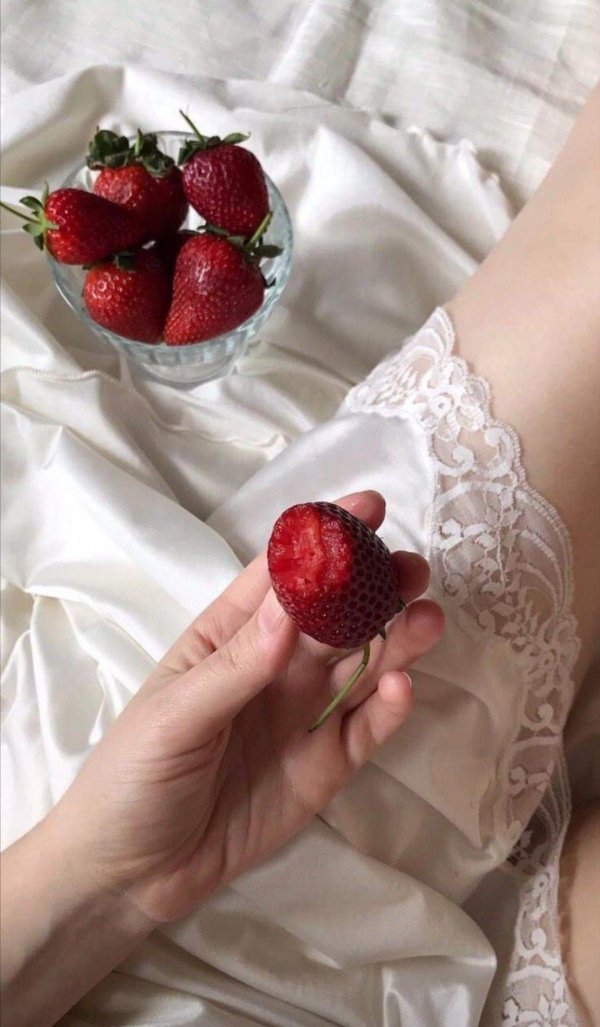 Девушка и клубника