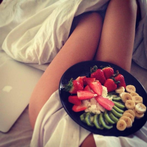 Девушка и клубника