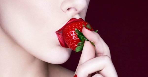 Девушка и клубника