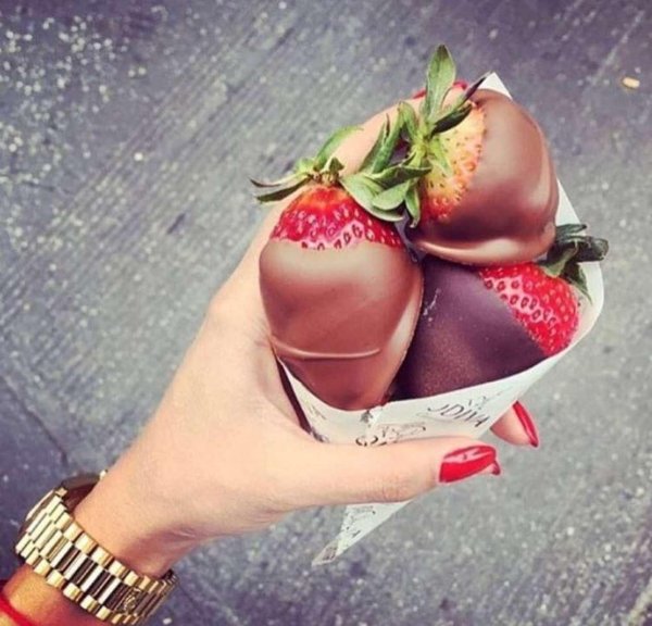 Девушка и клубника