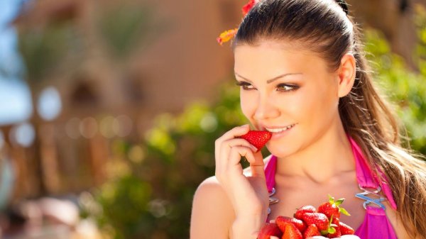 Девушка и клубника