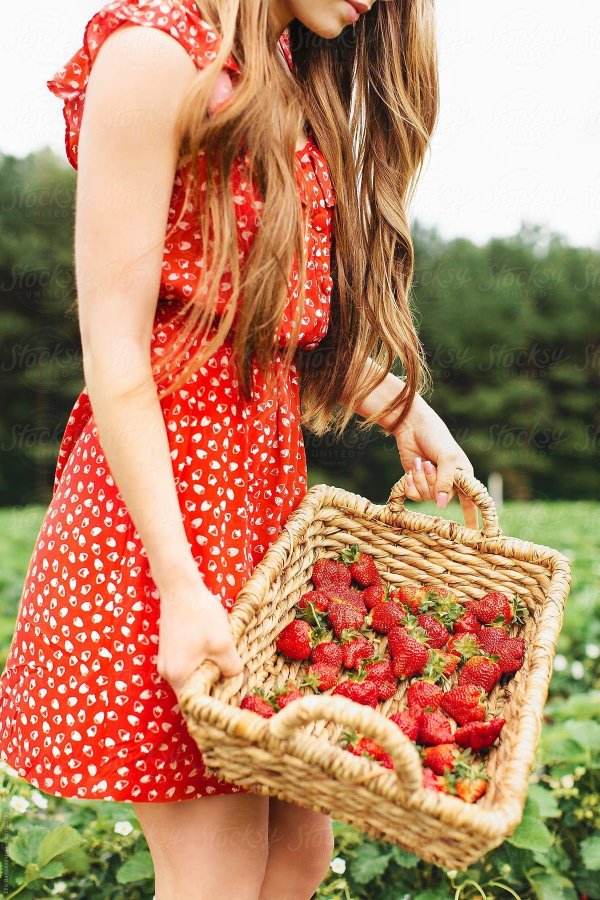 Девушка и клубника