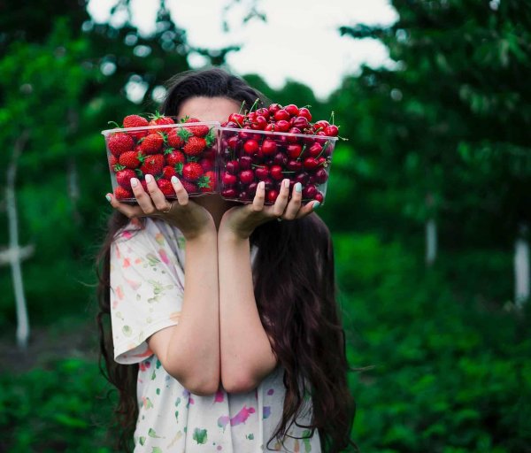 Девушка и клубника