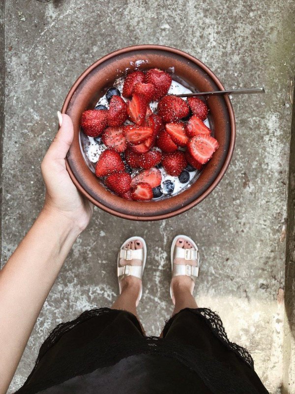 Девушка и клубника