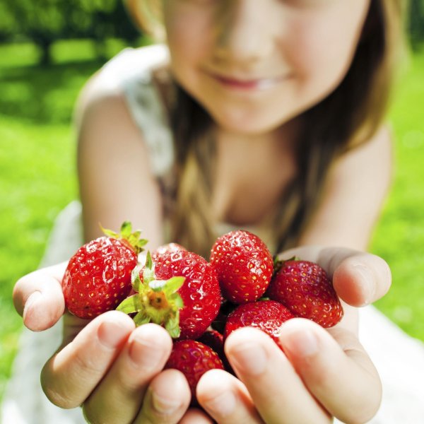 Девушка и клубника