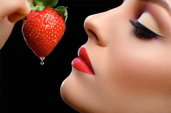 Девушка и клубника