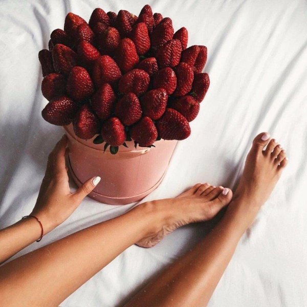 Девушка и клубника