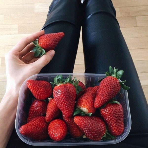 Девушка и клубника