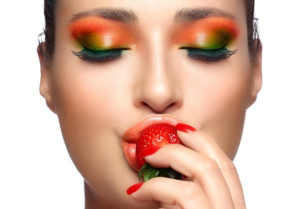 Девушка и клубника