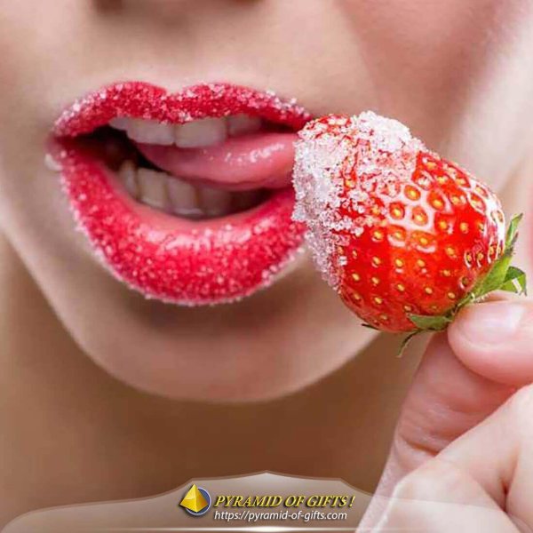 Девушка и клубника