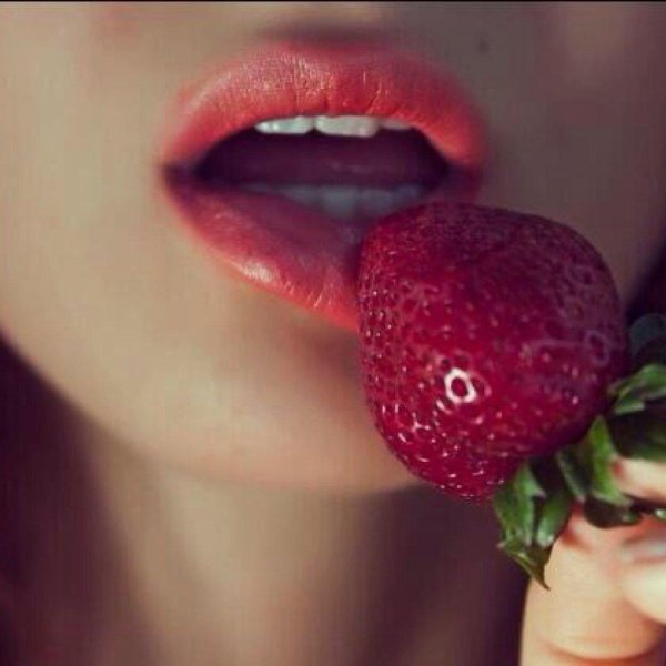 Девушка и клубника