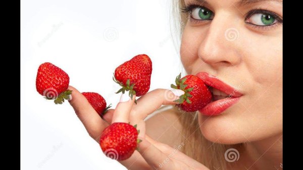 Девушка и клубника