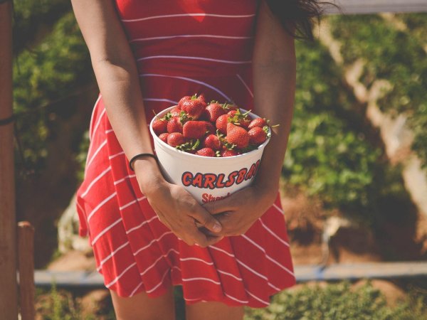 Девушка и клубника