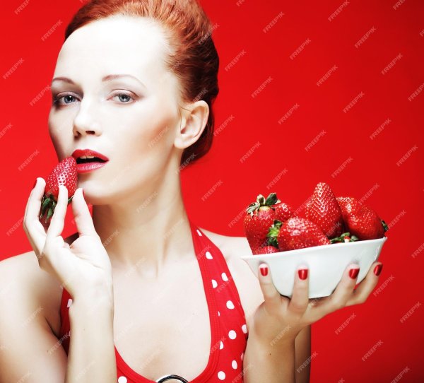Девушка и клубника