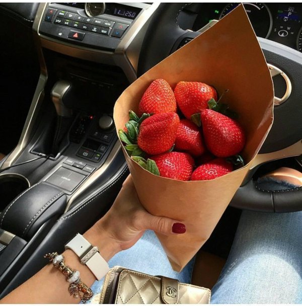 Девушка и клубника