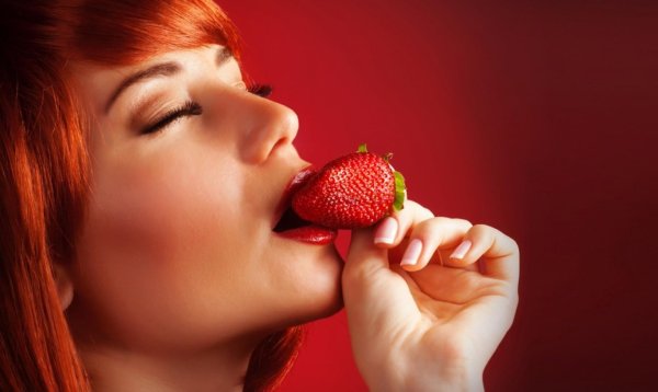 Девушка и клубника