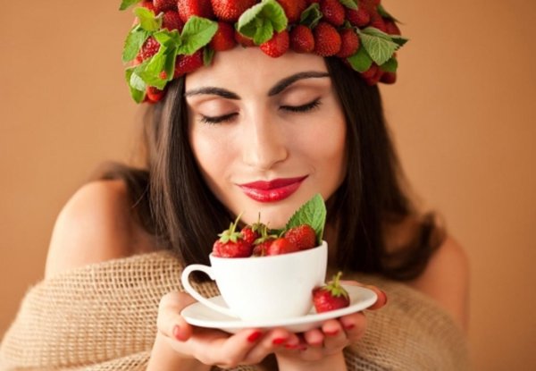 Девушка и клубника