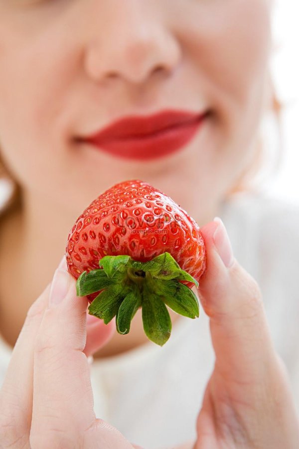 Девушка и клубника