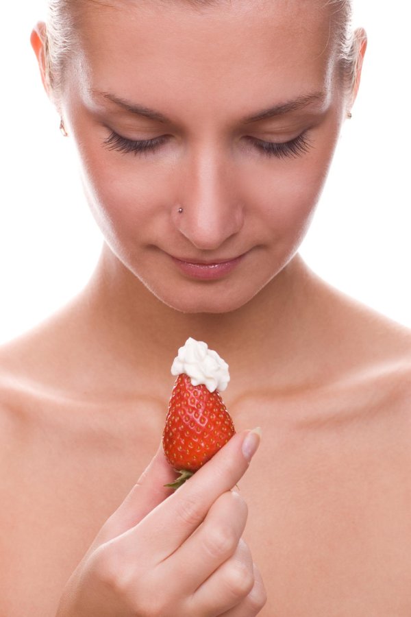 Девушка и клубника